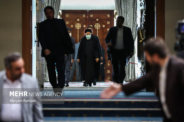 حجت الاسلام سید ابراهیم رئیسی رئیس جمهور در حال ورود به مراسم هفدهمین جشنواره شهید رجایی است