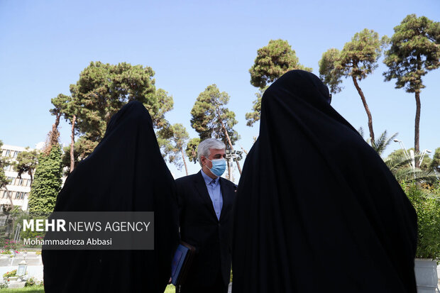 حمید سجادی وزیر ورزش و جوانان در حاشیه جلسه هیئت دولت در حال پاسخگویی به سوالات خبرنگاران است