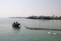 نشت مواد نفتی از یک شناور در آب‌های بوشهر/ پاکسازی انجام شد