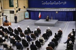 قائد الثورة: علم الجمهورية الإسلامية هو علم "العدل والروحانية"