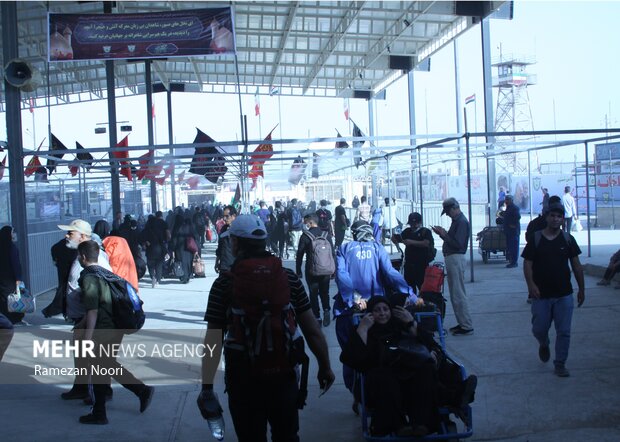 حضور گسترده زائران اربعین در مهران/ خدمات رسانی تسریع شود