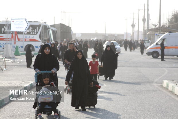 پیاده روی زائران اربعین در مسیر مرز مهران