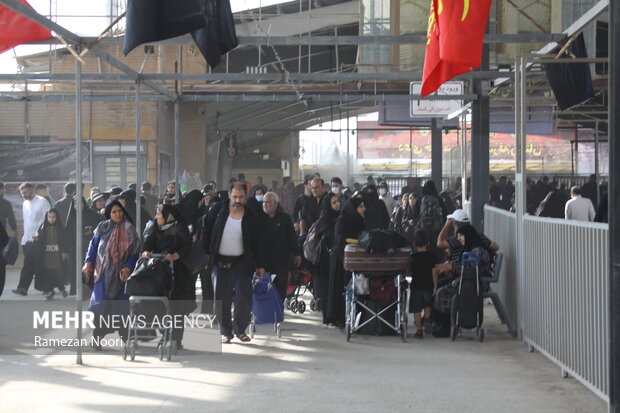 حضور گسترده زائران اربعین در مهران/ خدمات رسانی تسریع شود