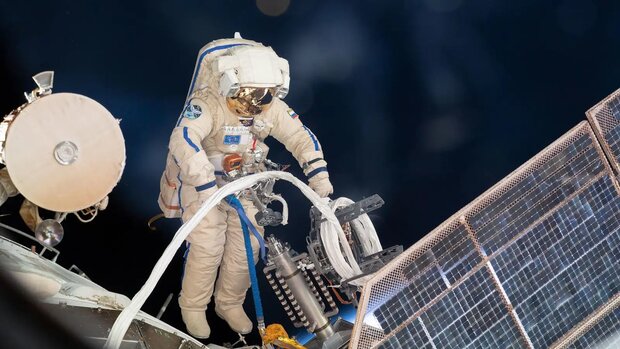 فضانوردان روس پیاده روی ۷ ساعته در فضا انجام دادند