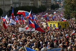 Çekya'da 70 bin kişi hükümetin Rusya politikalarını protesto etti
