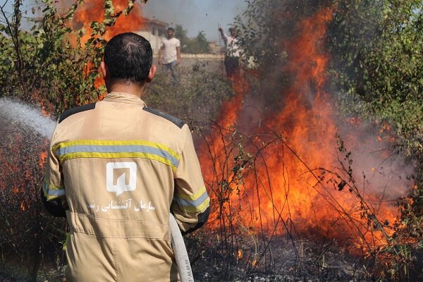 آتش سوزی ۱۵ هکتار از علفزارها و جنگل لاکان رشت