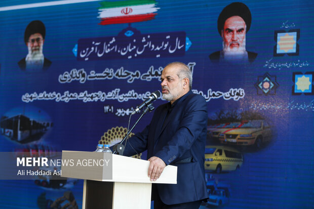 احمد وحیدی وزیر کشور در حال سخنرانی در مراسم رونمایی مرحله نخست ناوگان حمل و نقل شهری در مصلی تهران است