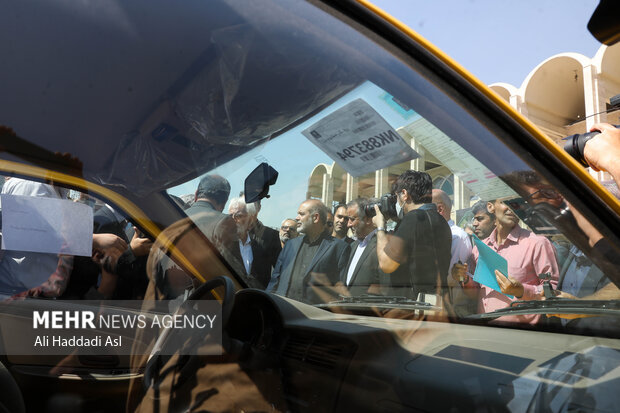 احمد وحیدی وزیر کشور در حال بازدید از ناوگان حمل نقل شهری رونمایی شده در مراسم رونمایی مرحله نخست ناوگان حمل و نقل شهری، ماشین آلات و تجهیزات عمرانی و خدمات شهری است