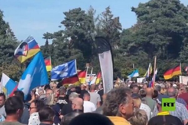 Almanya'da binlerce kişi doğalgaza gelen zamları protesto etti Almanya'da binlerce kişi doğalgaza gelen zamları protesto etti