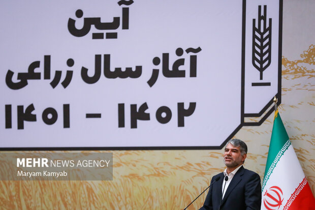 سید جواد ساداتی نژاد وزیر کشاورزی در حال سخنرانی در آیین آغاز سال زراعی ۱۴۰۲ - ۱۴۰۱ است
