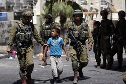 ضرب‌وشتم کودک فلسطینی از سوی صهیونیست‌ها