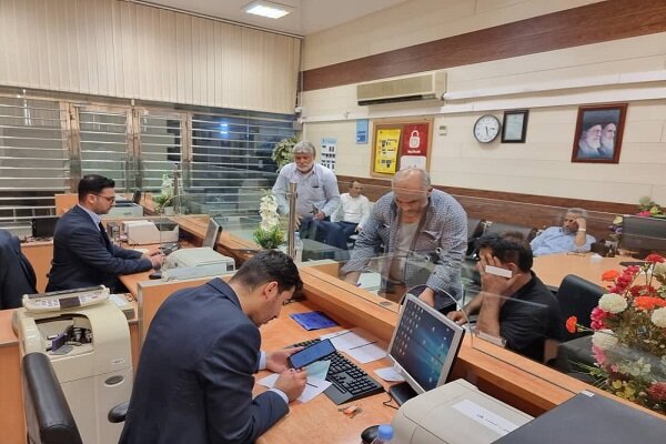 فروش ارز اربعین به زائرین حسینی در مرز شلمچه توسط بانک صادرات 