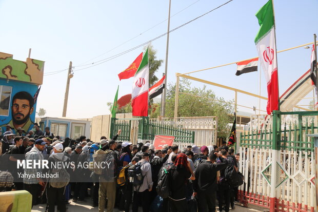 İranlı Ehl-i Beyt aşıkları Hüsrevi sınır kapısından Kerbela'ya akın ediyor İranlı Ehl-i Beyt aşıkları Hüsrevi sınır kapısından Kerbela'ya akın ediyor