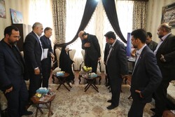 دیدار رئیس سازمان استاندارد با خانواده شهید مدافع حرم در شیراز