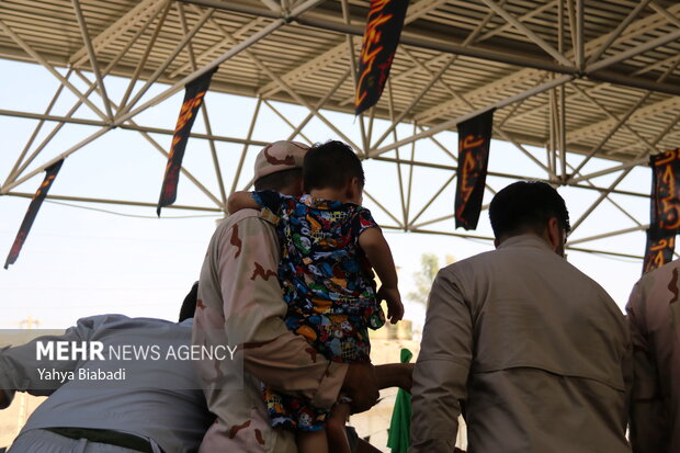 Multitude of Arbaeen pilgrims at Khosrawi border crossing
