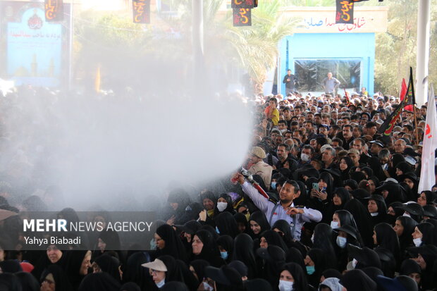 Multitude of Arbaeen pilgrims at Khosrawi border crossing
