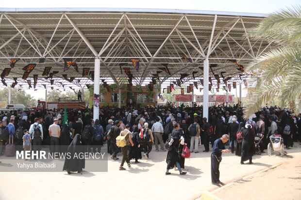 Multitude of Arbaeen pilgrims at Khosrawi border crossing
