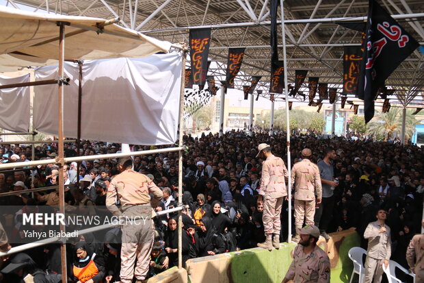 Multitude of Arbaeen pilgrims at Khosrawi border crossing
