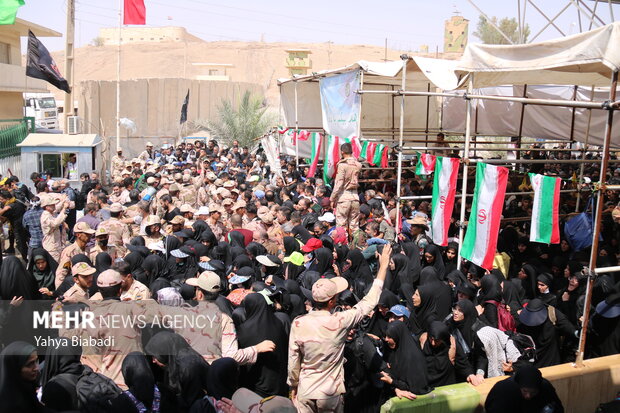 Multitude of Arbaeen pilgrims at Khosrawi border crossing
