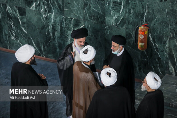 حجت الاسلام سید ابراهیم رئیسی ، رئیس جمهور  در اختتامیه دهمین اجلاسیه مجلس خبرگان رهبری حضور دارد