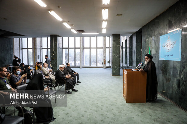 حجت الاسلام سید احمد خاتمی عضو هیات رئیسه مجلس خبرگان رهبری در حال سخنرانی در نشست خبری دهمین اجلاسیه مجلس خبرگان رهبری است