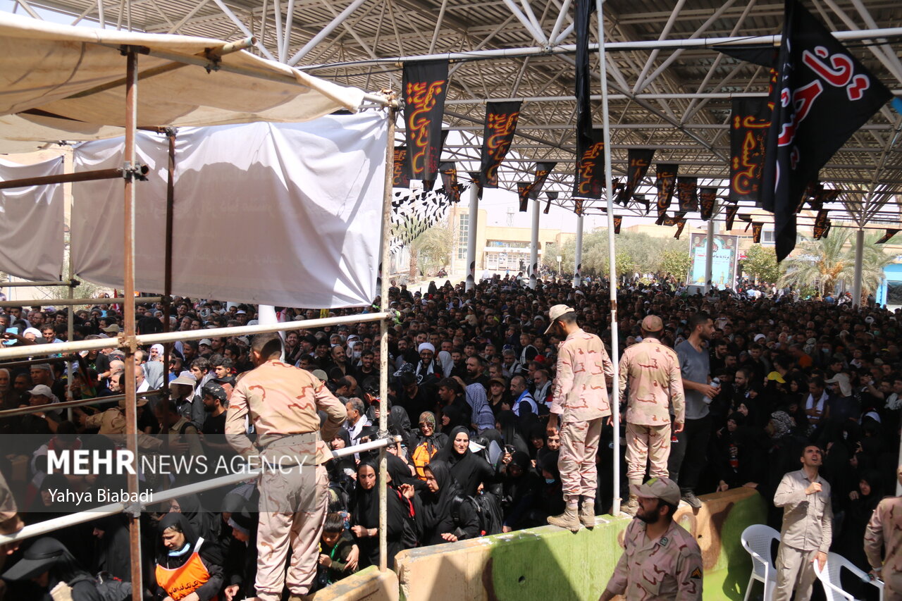 Mehr News Agency - Multitude of Arbaeen pilgrims at Khosrawi border ...