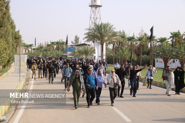 حال و هوایی کربلایی کرمانشاه/ مردم پذیرای زائران هستند
