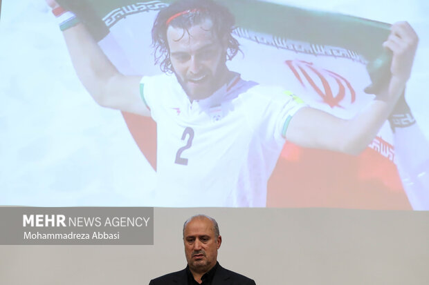 مهدب تاج رئیس فدراسیون فوتبال در حال ادای احترام به سرود جمهوری اسلامی ایران است