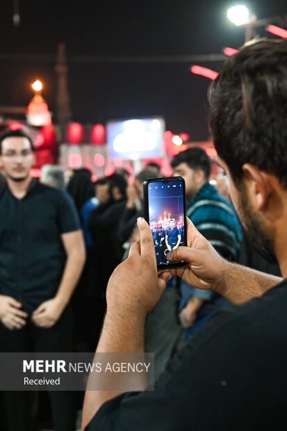 زائران اربعین سعی دارند تا با تلفن همراه خود لحظات عاشقی را با خانواده و آشنایان خود به اشتراک بگذارند. 