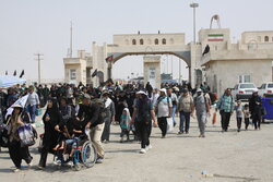 ورود حجم گسترده زائران اربعین به داخل کشور از مرز مهران
