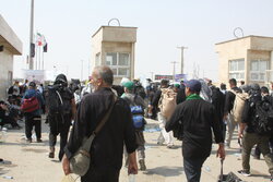 تردد زوار حسینی از مرز مهران به سمت کربلای معلی