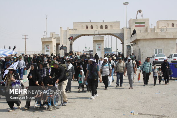 ورود حجم گسترده زائران اربعین به داخل کشور از مرز مهران