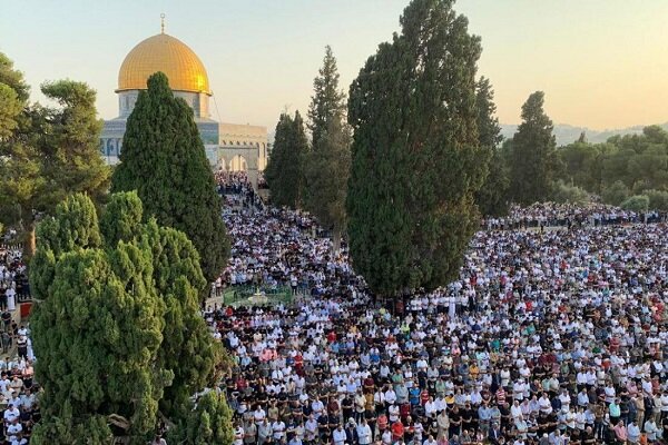 حضور ۶۰ هزار نمازگزار فلسطینی در نماز جمعه مسجد الاقصی