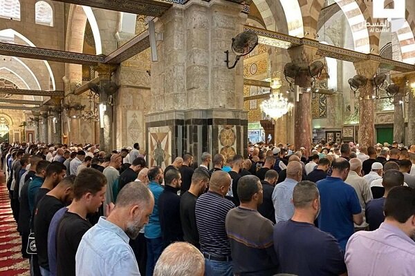الآلاف يؤدون صلاة الفجر في المسجد الأقصى المبارك