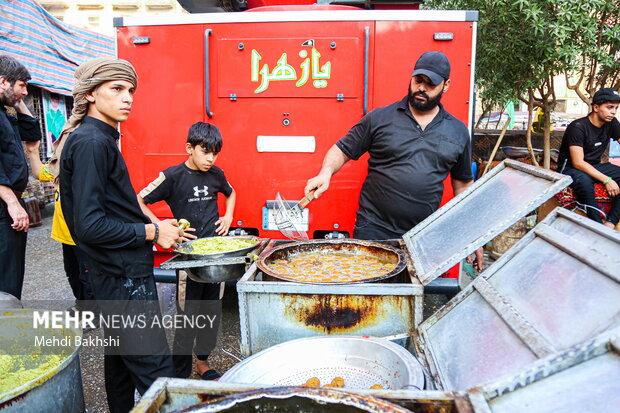 استقبال و پذیرایی کربلایی ها از زائران اربعین