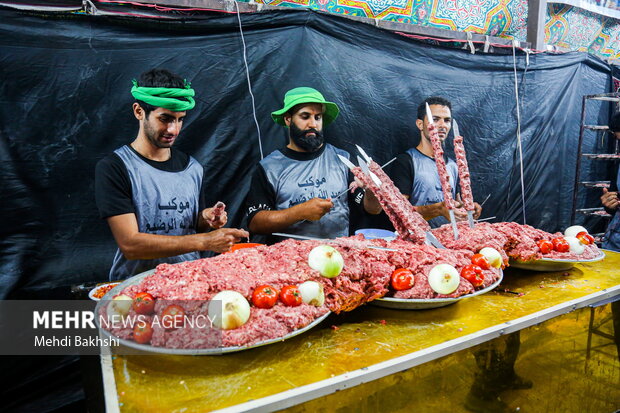 استقبال و پذیرایی کربلایی ها از زائران اربعین