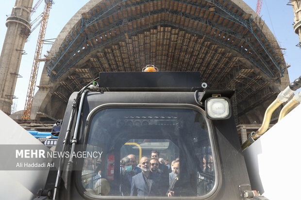 احمد وحیدی وزیر کشور در حال بازدید از ناوگان حمل نقل شهری رونمایی شده در مراسم رونمایی مرحله نخست ناوگان حمل و نقل شهری، ماشین آلات و تجهیزات عمرانی و خدمات شهری است