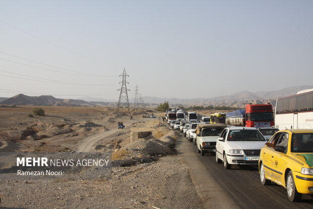 تردد در دو لاین محور مهران به ایلام/ترافیک سنگین در محورهای شمالی