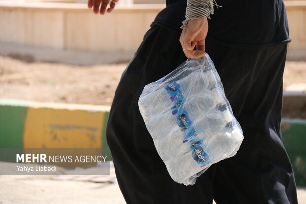 توزیع آب بین زائران اربعین در مرز خسروی
