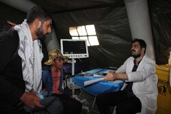 الفريق الطبي التابع للقوى الجوية الإيرانية يقدم الخدمات الطبية لزوار الأربعين