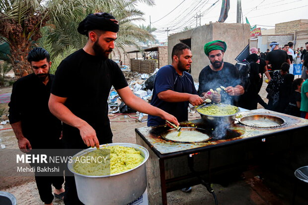 Arbaeen marchers cross through Zarga village in Qom
