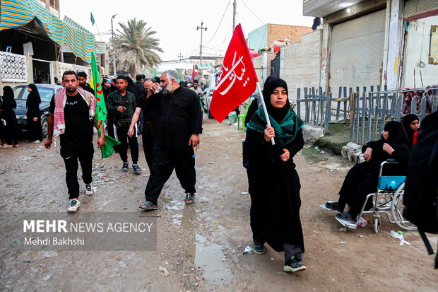 Arbaeen marchers cross through Zarga village in Qom
