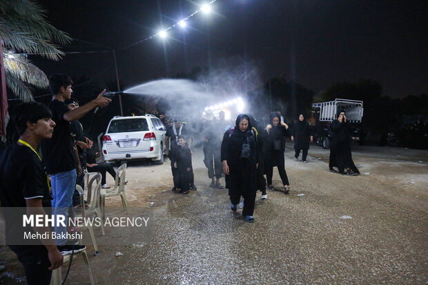 Arbaeen marchers cross through Zarga village in Qom
