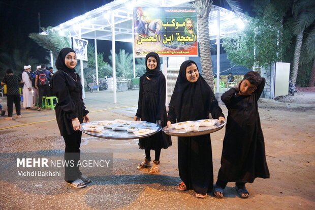 Arbaeen marchers cross through Zarga village in Qom
