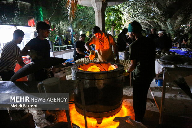 Arbaeen marchers cross through Zarga village in Qom
