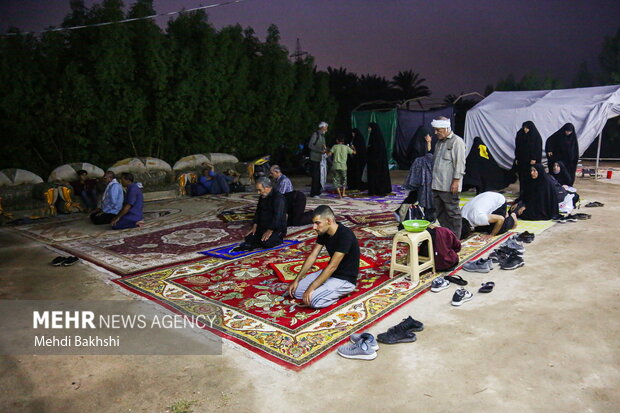 Arbaeen marchers cross through Zarga village in Qom
