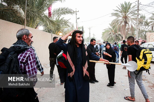 Arbaeen marchers cross through Zarga village in Qom
