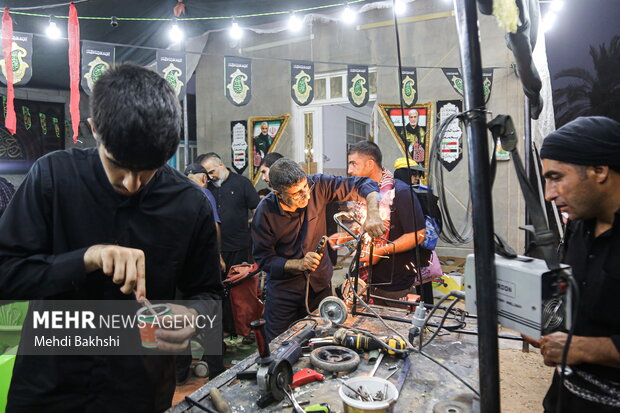 Arbaeen marchers cross through Zarga village in Qom
