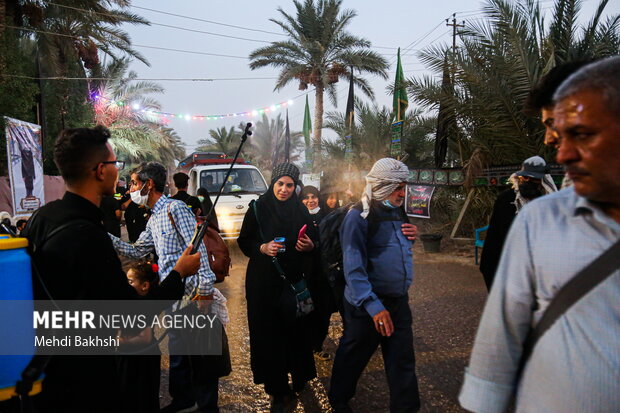 Arbaeen marchers cross through Zarga village in Qom
