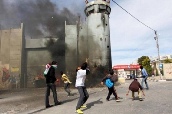 Palestinians burn Israeli turret, injure regime's soldiers